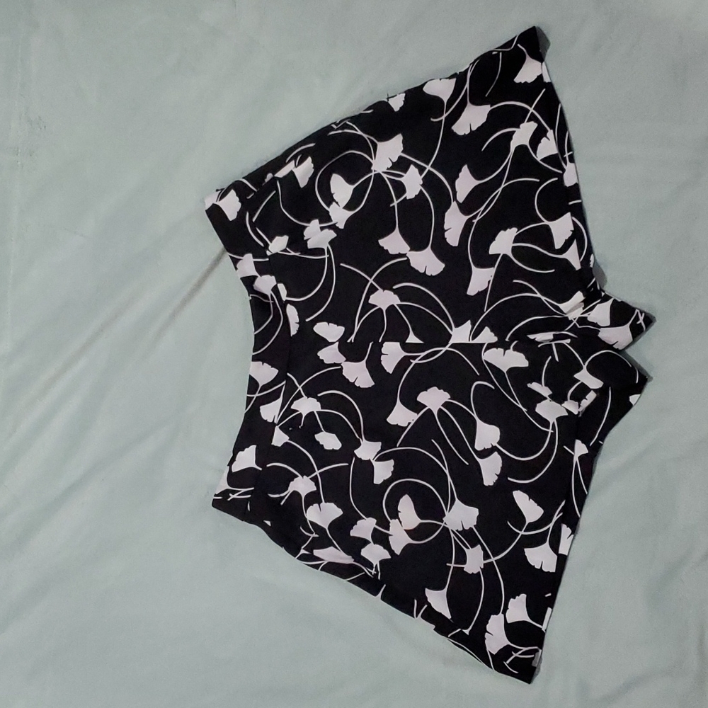 Ann Taylor Black and White Flowy Shorts Size 4